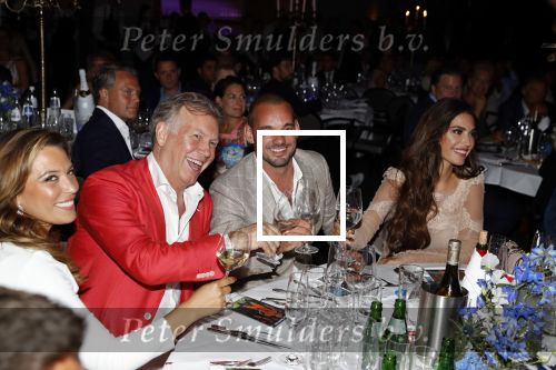 Utrecht 2 juni 2018
Gala van Wesley Sneijder in Hoptel v d Valk. Wesley kreeg een belangrijke onderscheiding van de gemeente Utrecht buit bhanden van Burgemeester Jan v Zanen. Yolanthe Sneijder Cabau v Kasbergen feliciteerde hem. Marcel Boekhoorn en Rebecca Cabau