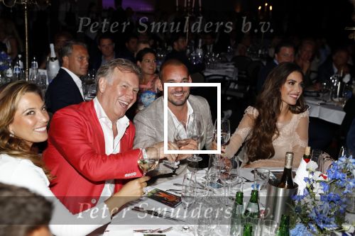 Utrecht 2 juni 2018
Gala van Wesley Sneijder in Hoptel v d Valk. Wesley kreeg een belangrijke onderscheiding van de gemeente Utrecht buit bhanden van Burgemeester Jan v Zanen. Yolanthe Sneijder Cabau v Kasbergen feliciteerde hem. Marcel Boekhoorn en Rebecca Cabau