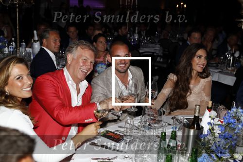 Utrecht 2 juni 2018
Gala van Wesley Sneijder in Hoptel v d Valk. Wesley kreeg een belangrijke onderscheiding van de gemeente Utrecht buit bhanden van Burgemeester Jan v Zanen. Yolanthe Sneijder Cabau v Kasbergen feliciteerde hem. Marcel Boekhoorn en Rebecca Cabau