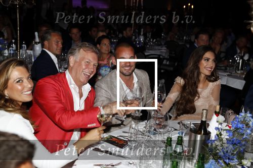 Utrecht 2 juni 2018
Gala van Wesley Sneijder in Hoptel v d Valk. Wesley kreeg een belangrijke onderscheiding van de gemeente Utrecht buit bhanden van Burgemeester Jan v Zanen. Yolanthe Sneijder Cabau v Kasbergen feliciteerde hem. Marcel Boekhoorn en Rebecca Cabau