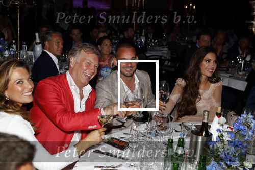 Utrecht 2 juni 2018
Gala van Wesley Sneijder in Hoptel v d Valk. Wesley kreeg een belangrijke onderscheiding van de gemeente Utrecht buit bhanden van Burgemeester Jan v Zanen. Yolanthe Sneijder Cabau v Kasbergen feliciteerde hem. Marcel Boekhoorn en Rebecca Cabau