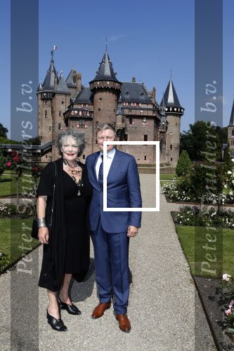 Haarzuilens 6 juni 2018
Opening expositie in kasteel de haar met oa Rene Mioch Annewil Blankers Renee Soutendijk en Willeke v Ammelrooij.