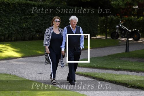 Haarzuilens 6 juni 2018
Opening expositie in kasteel de haar met oa Rene Mioch Annewil Blankers Renee Soutendijk en Willeke v Ammelrooij. Willibrord Frequin met vriendin