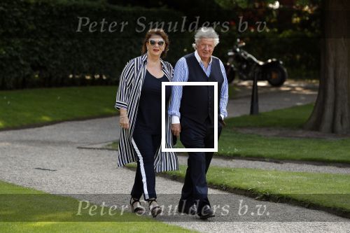 Haarzuilens 6 juni 2018
Opening expositie in kasteel de haar met oa Rene Mioch Annewil Blankers Renee Soutendijk en Willeke v Ammelrooij. Willibrord Frequin met vriendin