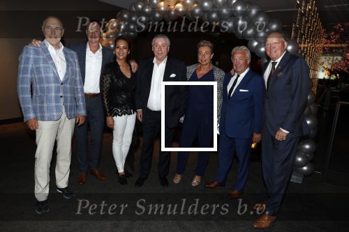 Utrecht 2 juni 2018
Gala van Wesley Sneijder in Hoptel v d Valk. Wesley kreeg een belangrijke onderscheiding van de gemeente Utrecht buit bhanden van Burgemeester Jan v Zanen. Yolanthe Sneijder Cabau v Kasbergen feliciteerde hem. Willy v d Kerkhof Ernie Brandts Leo v Veen Flp Kerkhoven ea