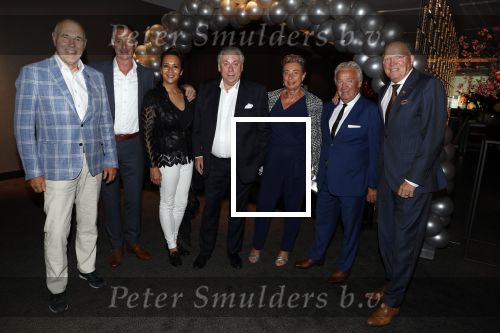 Utrecht 2 juni 2018
Gala van Wesley Sneijder in Hoptel v d Valk. Wesley kreeg een belangrijke onderscheiding van de gemeente Utrecht buit bhanden van Burgemeester Jan v Zanen. Yolanthe Sneijder Cabau v Kasbergen feliciteerde hem. Willy v d Kerkhof Ernie Brandts Leo v Veen Flp Kerkhoven ea