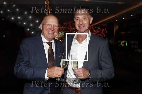 Utrecht 2 juni 2018
Gala van Wesley Sneijder in Hoptel v d Valk. Wesley kreeg een belangrijke onderscheiding van de gemeente Utrecht buit bhanden van Burgemeester Jan v Zanen. Yolanthe Sneijder Cabau v Kasbergen feliciteerde hem. Willy v d Kerkhof Ernie Brandts Leo v Veen Flp Kerkhoven ea