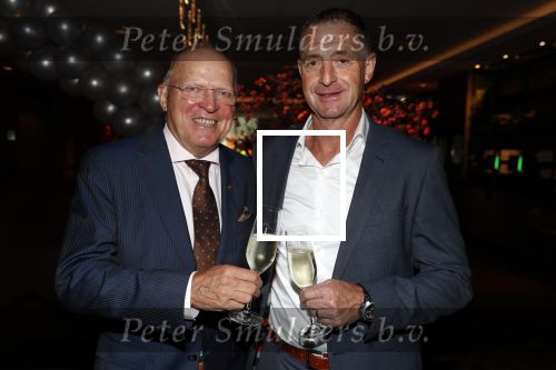 Utrecht 2 juni 2018
Gala van Wesley Sneijder in Hoptel v d Valk. Wesley kreeg een belangrijke onderscheiding van de gemeente Utrecht buit bhanden van Burgemeester Jan v Zanen. Yolanthe Sneijder Cabau v Kasbergen feliciteerde hem. Willy v d Kerkhof Ernie Brandts Leo v Veen Flp Kerkhoven ea