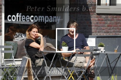 Amsterdam 23 mei 2018
Wim Kieft met vriendin op terras bij de coffeecompany.