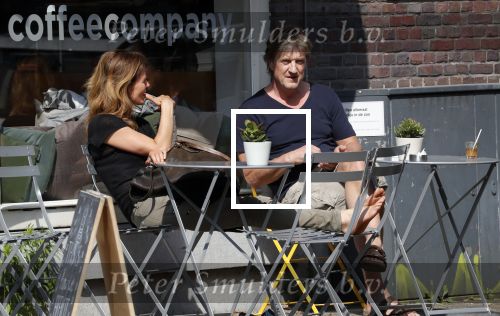 Amsterdam 23 mei 2018
Wim Kieft met vriendin op terras bij de coffeecompany.