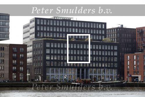 Amsterdam 9 mei 2018 
Xelly Cabau v Kasbergen heeft  appartement 
in dit gebouw aan het IJ in Amsterdam.