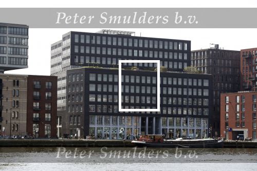 Amsterdam 9 mei 2018 
Xelly Cabau v Kasbergen heeft  appartement 
in dit gebouw aan het IJ in Amsterdam.