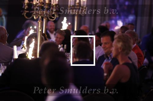 Utrecht 2 juni 2018
Gala van Wesley Sneijder in Hoptel v d Valk. Wesley kreeg een belangrijke onderscheiding van de gemeente Utrecht buit bhanden van Burgemeester Jan v Zanen. Yolanthe Sneijder Cabau v Kasbergen feliciteerde hem.