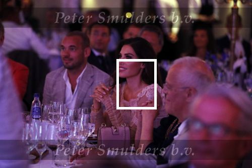 Utrecht 2 juni 2018
Gala van Wesley Sneijder in Hoptel v d Valk. Wesley kreeg een belangrijke onderscheiding van de gemeente Utrecht buit bhanden van Burgemeester Jan v Zanen. Yolanthe Sneijder Cabau v Kasbergen feliciteerde hem.