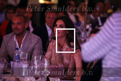 Utrecht 2 juni 2018
Gala van Wesley Sneijder in Hoptel v d Valk. Wesley kreeg een belangrijke onderscheiding van de gemeente Utrecht buit bhanden van Burgemeester Jan v Zanen. Yolanthe Sneijder Cabau v Kasbergen feliciteerde hem.
