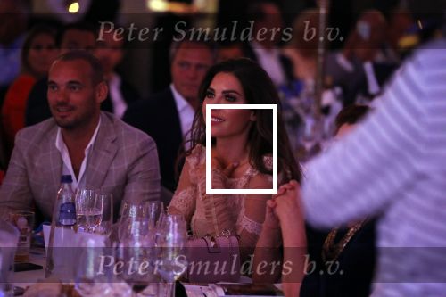 Utrecht 2 juni 2018
Gala van Wesley Sneijder in Hoptel v d Valk. Wesley kreeg een belangrijke onderscheiding van de gemeente Utrecht buit bhanden van Burgemeester Jan v Zanen. Yolanthe Sneijder Cabau v Kasbergen feliciteerde hem.