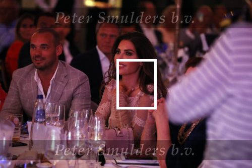 Utrecht 2 juni 2018
Gala van Wesley Sneijder in Hoptel v d Valk. Wesley kreeg een belangrijke onderscheiding van de gemeente Utrecht buit bhanden van Burgemeester Jan v Zanen. Yolanthe Sneijder Cabau v Kasbergen feliciteerde hem.