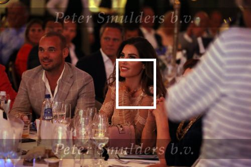 Utrecht 2 juni 2018
Gala van Wesley Sneijder in Hoptel v d Valk. Wesley kreeg een belangrijke onderscheiding van de gemeente Utrecht buit bhanden van Burgemeester Jan v Zanen. Yolanthe Sneijder Cabau v Kasbergen feliciteerde hem.