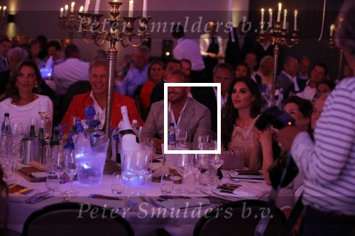 Utrecht 2 juni 2018
Gala van Wesley Sneijder in Hoptel v d Valk. Wesley kreeg een belangrijke onderscheiding van de gemeente Utrecht buit bhanden van Burgemeester Jan v Zanen. Yolanthe Sneijder Cabau v Kasbergen feliciteerde hem.