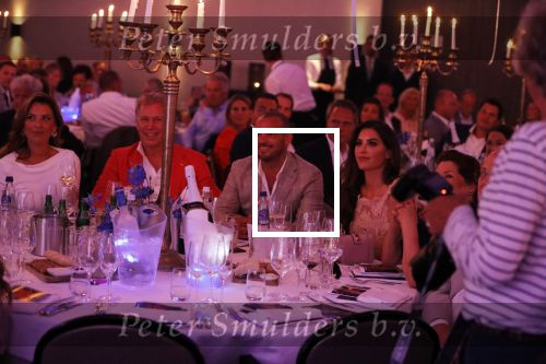 Utrecht 2 juni 2018
Gala van Wesley Sneijder in Hoptel v d Valk. Wesley kreeg een belangrijke onderscheiding van de gemeente Utrecht buit bhanden van Burgemeester Jan v Zanen. Yolanthe Sneijder Cabau v Kasbergen feliciteerde hem.