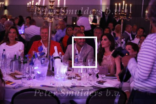 Utrecht 2 juni 2018
Gala van Wesley Sneijder in Hoptel v d Valk. Wesley kreeg een belangrijke onderscheiding van de gemeente Utrecht buit bhanden van Burgemeester Jan v Zanen. Yolanthe Sneijder Cabau v Kasbergen feliciteerde hem.