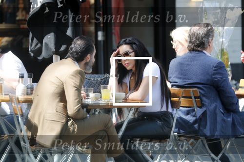 Amsterdam 23 mei 2019
Amanda Balk met haar (ex) man op terras in Amsterdam zuid.