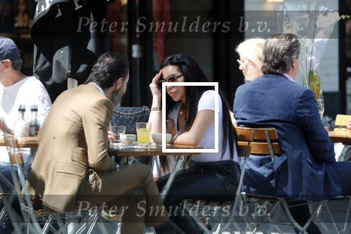 Amsterdam 23 mei 2019
Amanda Balk met haar (ex) man op terras in Amsterdam zuid.