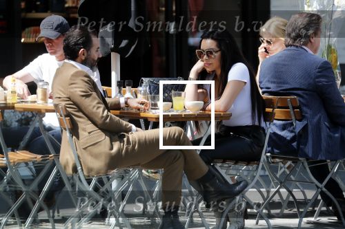 Amsterdam 23 mei 2019
Amanda Balk met haar (ex) man op terras in Amsterdam zuid.