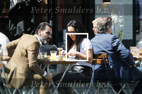 Amsterdam 23 mei 2019
Amanda Balk met haar (ex) man op terras in Amsterdam zuid.