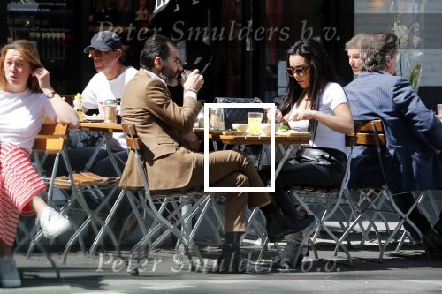 Amsterdam 23 mei 2019
Amanda Balk met haar (ex) man op terras in Amsterdam zuid.