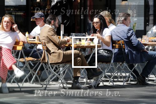 Amsterdam 23 mei 2019
Amanda Balk met haar (ex) man op terras in Amsterdam zuid.