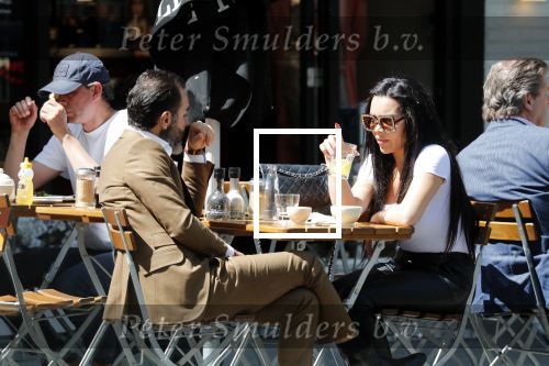 Amsterdam 23 mei 2019
Amanda Balk met haar (ex) man op terras in Amsterdam zuid.