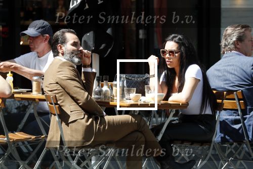 Amsterdam 23 mei 2019
Amanda Balk met haar (ex) man op terras in Amsterdam zuid.