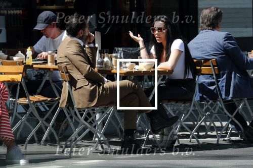 Amsterdam 23 mei 2019
Amanda Balk met haar (ex) man op terras in Amsterdam zuid.