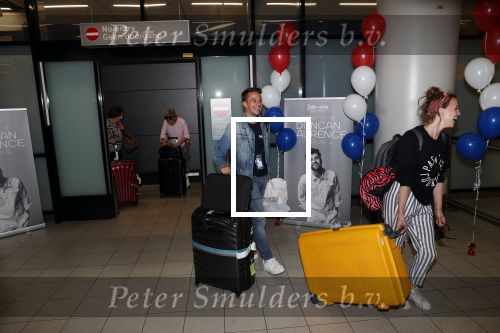 Schiphol  19 mei 2019
Vele fans wachten Duncan Laurence op nadat hij op schiphol is geland . De avond ervoor heeft hij het songfestival gewonnen in israel. Aran Bade