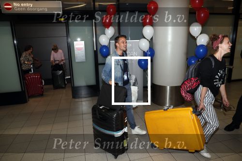 Schiphol  19 mei 2019
Vele fans wachten Duncan Laurence op nadat hij op schiphol is geland . De avond ervoor heeft hij het songfestival gewonnen in israel. Aran Bade