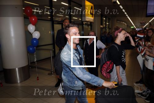 Schiphol  19 mei 2019
Vele fans wachten Duncan Laurence op nadat hij op schiphol is geland . De avond ervoor heeft hij het songfestival gewonnen in israel. Aran Bade
