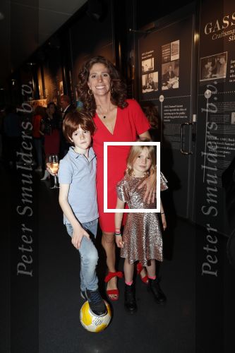 Amsterdam 29 mei 2019
10 jaar magazine Helden geporesnteerd bij Gassan Diamonds.
Frits en Barbara Barend praten met inge de Bruijn Ronald Koeman en Giovanni Bronkhorst. Barbara was er met partner en hun kinderen