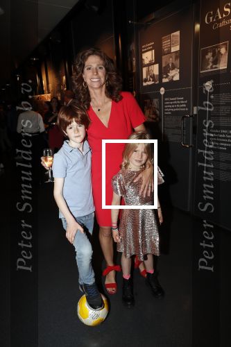 Amsterdam 29 mei 2019
10 jaar magazine Helden geporesnteerd bij Gassan Diamonds.
Frits en Barbara Barend praten met inge de Bruijn Ronald Koeman en Giovanni Bronkhorst. Barbara was er met partner en hun kinderen