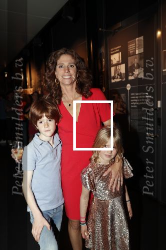 Amsterdam 29 mei 2019
10 jaar magazine Helden geporesnteerd bij Gassan Diamonds.
Frits en Barbara Barend praten met inge de Bruijn Ronald Koeman en Giovanni Bronkhorst. Barbara was er met partner en hun kinderen