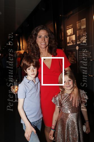 Amsterdam 29 mei 2019
10 jaar magazine Helden geporesnteerd bij Gassan Diamonds.
Frits en Barbara Barend praten met inge de Bruijn Ronald Koeman en Giovanni Bronkhorst. Barbara was er met partner en hun kinderen