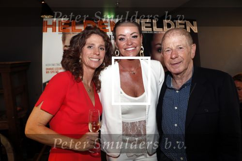 Amsterdam 29 mei 2019
10 jaar magazine Helden geporesnteerd bij Gassan Diamonds.
Frits en Barbara Barend praten met inge de Bruijn Ronald Koeman en Giovanni Bronkhorst. Barbara was er met partner en hun kinderen