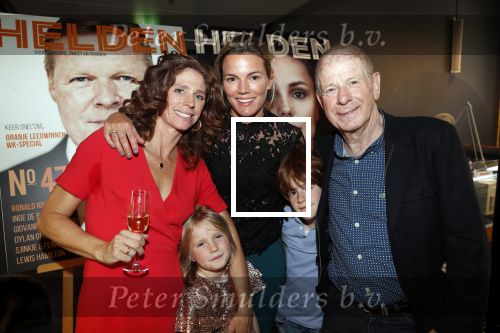 Amsterdam 29 mei 2019
10 jaar magazine Helden geporesnteerd bij Gassan Diamonds.
Frits en Barbara Barend praten met inge de Bruijn Ronald Koeman en Giovanni Bronkhorst. Barbara was er met partner en hun kinderen