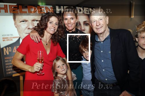 Amsterdam 29 mei 2019
10 jaar magazine Helden geporesnteerd bij Gassan Diamonds.
Frits en Barbara Barend praten met inge de Bruijn Ronald Koeman en Giovanni Bronkhorst. Barbara was er met partner en hun kinderen