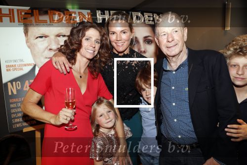 Amsterdam 29 mei 2019
10 jaar magazine Helden geporesnteerd bij Gassan Diamonds.
Frits en Barbara Barend praten met inge de Bruijn Ronald Koeman en Giovanni Bronkhorst. Barbara was er met partner en hun kinderen