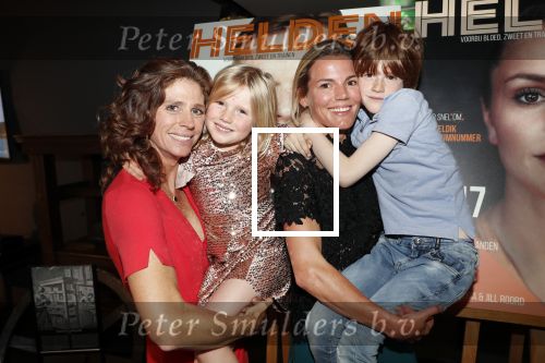 Amsterdam 29 mei 2019
10 jaar magazine Helden geporesnteerd bij Gassan Diamonds.
Frits en Barbara Barend praten met inge de Bruijn Ronald Koeman en Giovanni Bronkhorst. Barbara was er met partner en hun kinderen