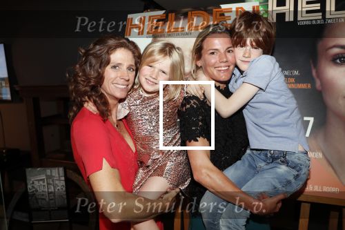 Amsterdam 29 mei 2019
10 jaar magazine Helden geporesnteerd bij Gassan Diamonds.
Frits en Barbara Barend praten met inge de Bruijn Ronald Koeman en Giovanni Bronkhorst. Barbara was er met partner en hun kinderen