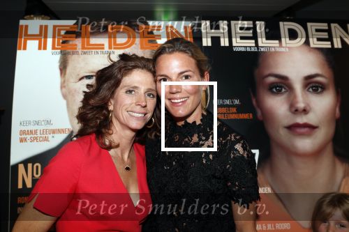 Amsterdam 29 mei 2019
10 jaar magazine Helden geporesnteerd bij Gassan Diamonds.
Frits en Barbara Barend praten met inge de Bruijn Ronald Koeman en Giovanni Bronkhorst. Barbara was er met partner en hun kinderen
