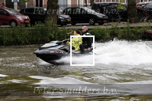 Amsterdam 28 mei 2019
Birgit Schuurman arriveert op een jetski bij cafe de waterkant om daar een gids van Liptonice uit te reiken aan eigenaar van de waterkant.