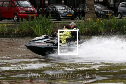 Amsterdam 28 mei 2019
Birgit Schuurman arriveert op een jetski bij cafe de waterkant om daar een gids van Liptonice uit te reiken aan eigenaar van de waterkant.